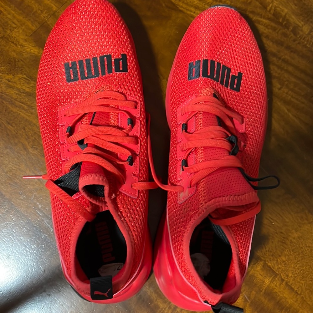 9.5 Puma lady shoes